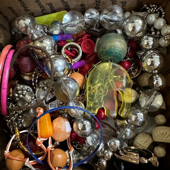 4lb junk jewelry crafting box what you see is what you get - Picture 4 of 4